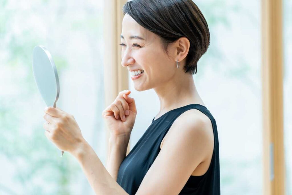 傷跡のよるシミは色素沈着が原因?メカニズムや3つの治療法・予防法を紹介 3 傷跡やシミがなくなってスッキリしている人のイメージ