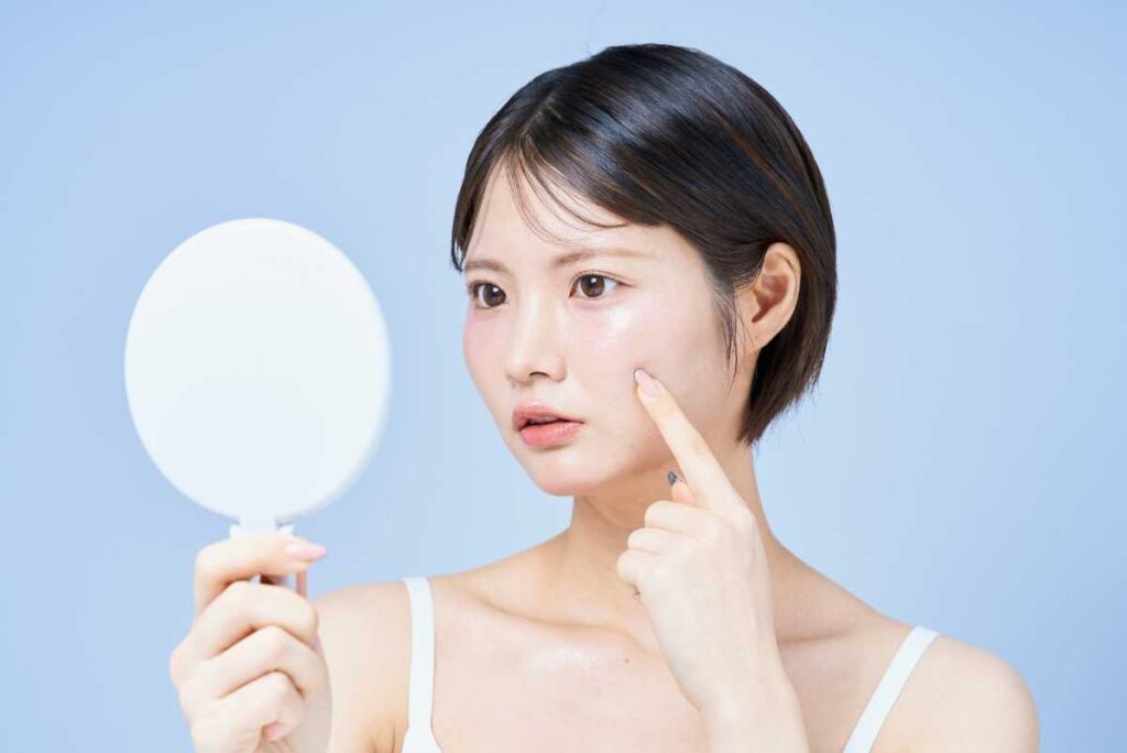 傷跡のよるシミは色素沈着が原因?メカニズムや3つの治療法・予防法を紹介 2 傷跡からシミになった部分が気になっている人のイメージ