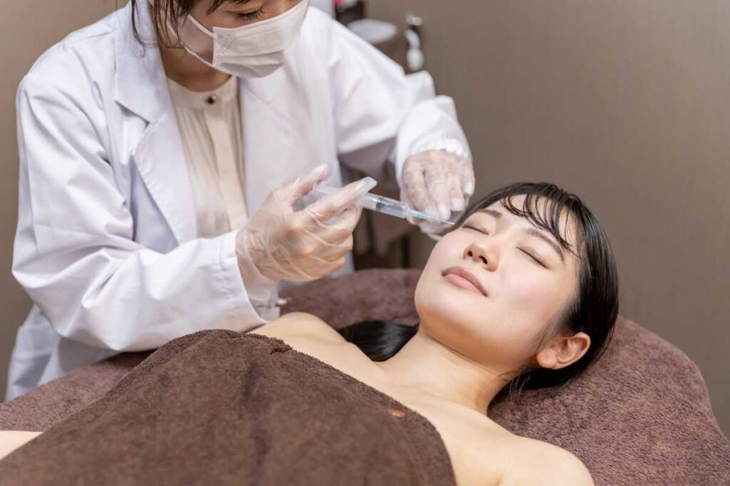 ボトックス注射の効果を信じて施術を受けているイメージ
