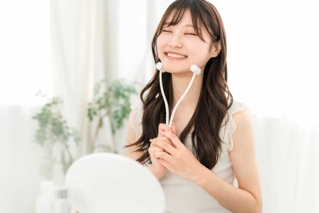 自宅で顔のたるみをリフトアップしている女性のイメージ