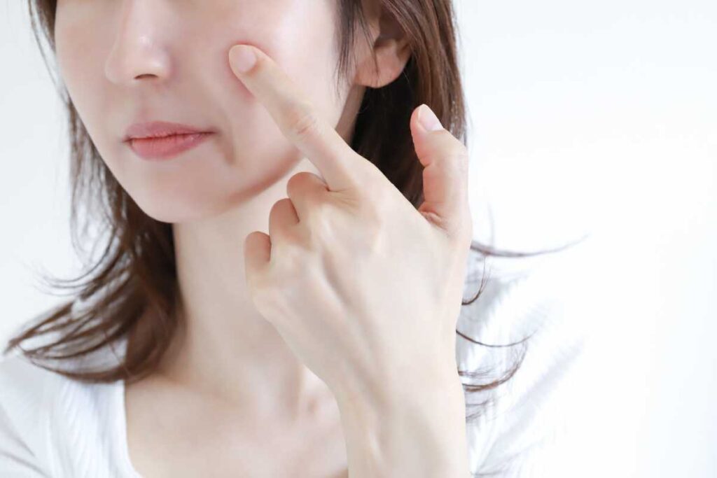 顔のたるみやシワの原因が気になっている女性