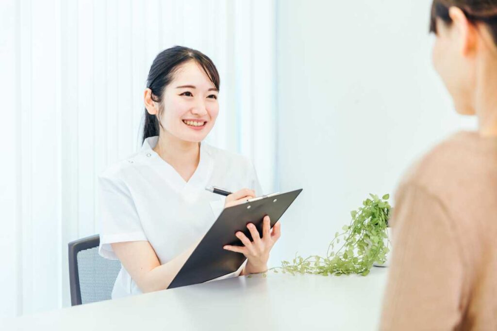 ケロイド治療の費用をカウンセリングで確認している画像 ケロイド治療の費用をカウンセリングで確認している画像