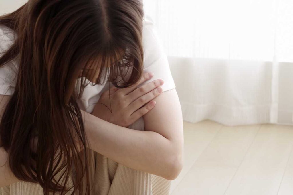ケロイドの治療法について悩んでいる女性 ケロイドの治療法について悩んでいる女性
