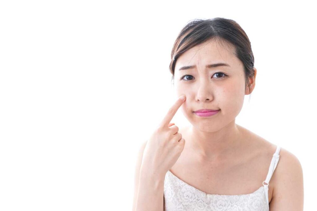 凹んだ傷跡を治す費用が気になっている女性のイメージ