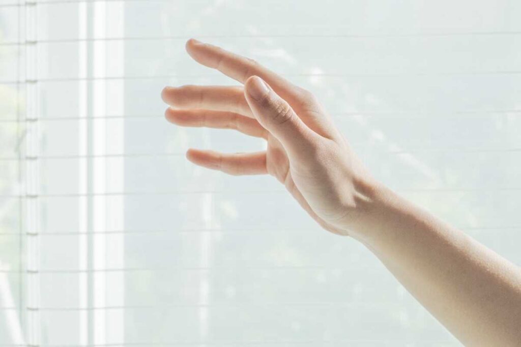 【現役医師監修】リスカ跡の白い線を消すことはできる?原因・治療法・費用まで徹底解説 5 リスカ跡の白い線を消す美容医療