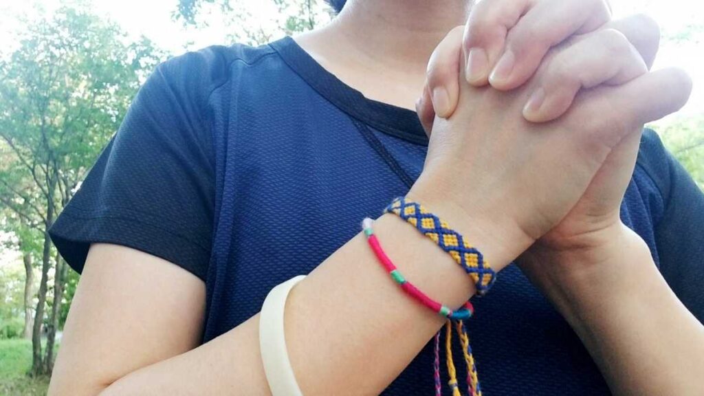 手首の傷跡を隠すのに適したアクセサリー