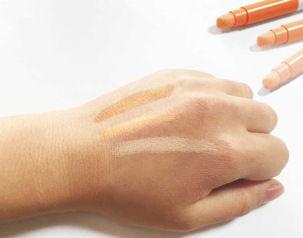 コンシーラーで傷を隠す手順