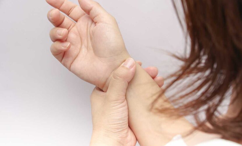 手首を隠すアクセサリーの種類やおすすめ