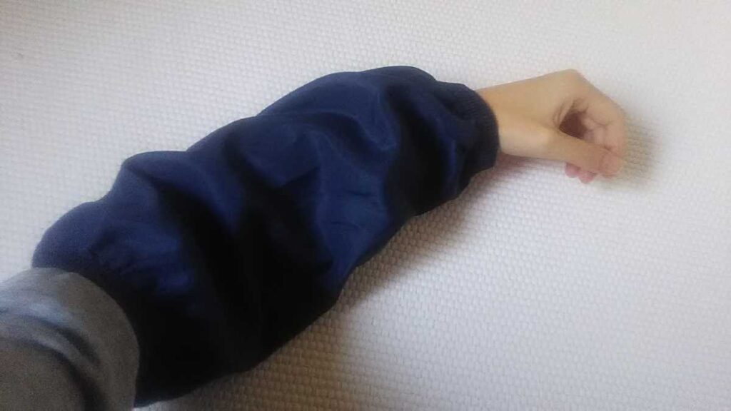 おしゃれに手首を隠すためのアクセサリーアイデア