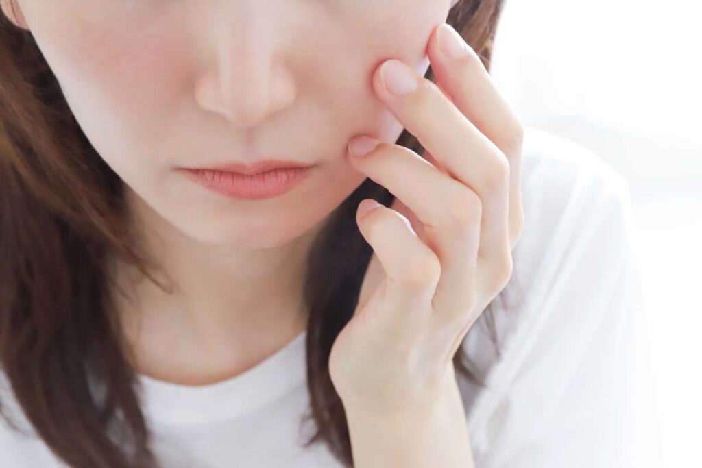 ほくろのコンプレックスは解消できる?原因や隠し方・ほくろを取る治療法まで解説 7 ほくろ除去にかかる費用